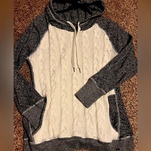 Women’s Studio Size large sweater hoodie with pouch!